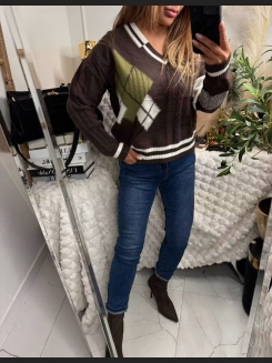 Czekoladowy sweter w romby i dekoltem w serek